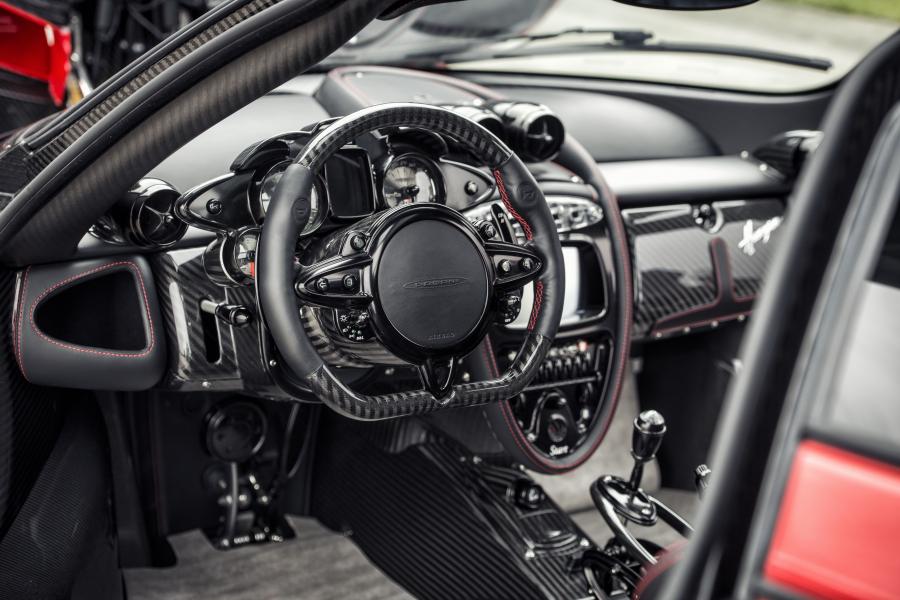 Интерьер Pagani Huayra 2012 года  (WW) (фото 82 из 82)
